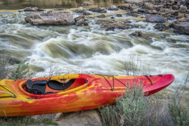 Whitewater Kano ve Nehir Hızı - Burns, Colorado, ABD 'deki Colorado Nehri' nin yukarısında Rodeo Rapid