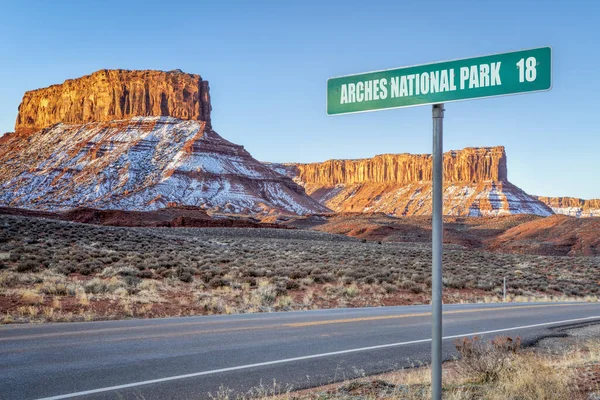 アーチ国立公園18マイル 冬の日の出南西の風景で道路標識 レクリエーションのコンセプト — ストック写真