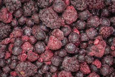 Donmuş böğürtlenler yakın plan - yabanmersini, ahududu ve böğürtlen