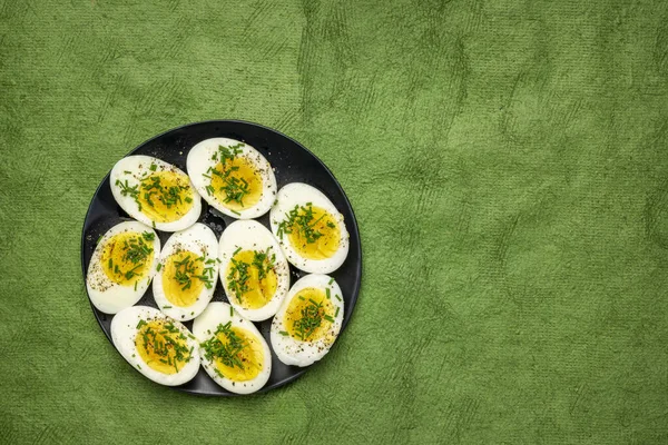 Huevos Pollo Cocidos Con Cebollino Verde Fresco Sal Pimienta Plato — Foto de Stock