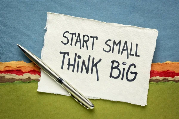 Start Small Think Big Inspirująca Nuta Pismo Ręcznie Robionym Papierze — Zdjęcie stockowe