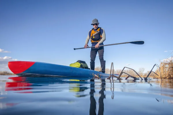 Paddler Macho Sênior Stand Paddleboard Lago Calmo Colorado Cenário Inverno — Fotografia de Stock