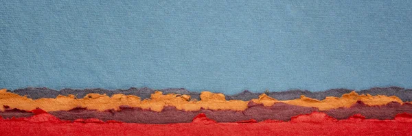 青と赤の抽象的な風景 リサイクルされた綿の生地 長いウェブバナーから生成されたカラフルな手作りのインドの論文のコレクション — ストック写真