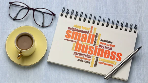 スケッチブックの上の小さなビジネスワードクラウドコーヒーを飲みながら平らなレイアウト地域経済の概念 — ストック写真