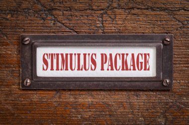 Uyarıcı paket - grunge ahşap dosya dolabında bir etiket, 2020 coronavirus yardım tasarısı covid-19 salgını ve ekonomik durgunluk sırasında