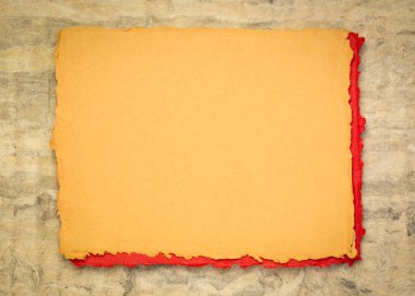 turuncu, kırmızı ve kahverengi soyut - dokulu kabuk kağıdına karşı boş bir Hint el yapımı kağıt yaprağı, boşluk kopyala