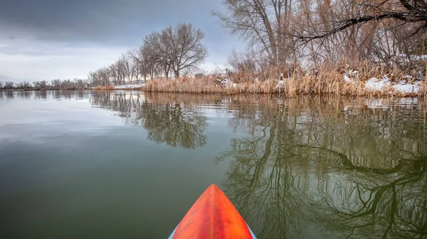 Remar Lago Tranquilo Invierno Principios Primavera Una Vista Desde Kayak —  Fotos de Stock