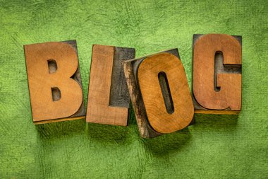 blog sözcüğü yeşil desenli, el yapımı, ağaç kabuğu kağıdı - blog yazarlığı, internet iletişimi ve sosyal medya kavramına karşı klasik harf ahşap tipi