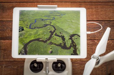 Illinois Nehri, yazın başında Walden, Colorado yakınlarındaki Kuzey Park 'taki Arapaho Ulusal Vahşi Yaşam Sığınağı' nda bir İHA radyo kumandasına monte edilmiş dijital tablet üzerindeki hava görüntüsünü gözden geçirir.