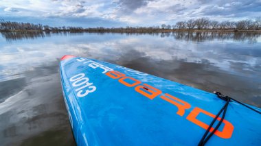 Fort Collins, CO, ABD - 27 Nisan 2020: Kuzey Colorado 'daki sakin göl manzarasında yarış kalkışı - 2016 Sancak tarafından çok yönlü yarış tasarımı