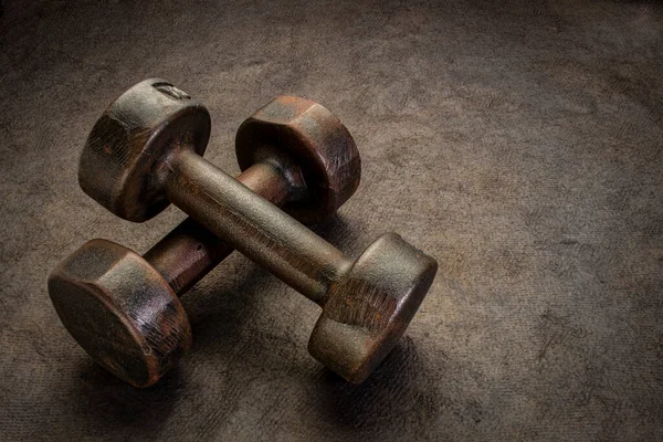 Old Rusty Dumbbells Textured Handmade Bark Paper Copy Space Fitness — Stock Photo, Image