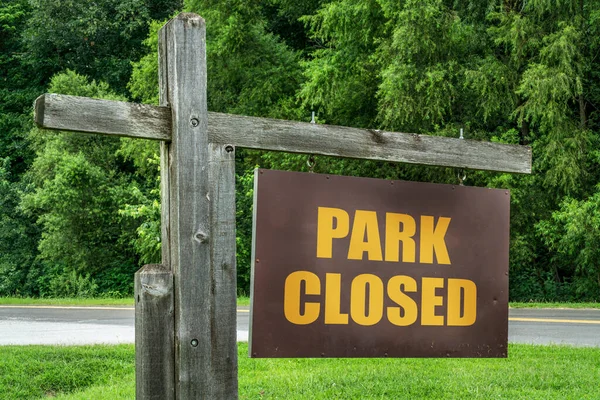 公园关闭入口 或在绿树上设置尾端标志 在大流行期间限制康乃馨的康乐活动 — 图库照片