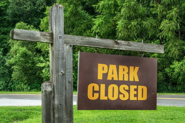 Parque Fechado Entrada Sinal Trailhead Contra Árvores Verdes Recreação Restrita — Fotografia de Stock