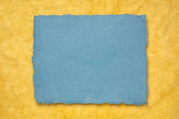 Sarı Soyut Üzerinde Mavi Boş Bir Hint Yapımı Kağıt Parçası — Stok fotoğraf