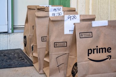Fort Collins, CO, ABD - 31 Mart 2020: market ve taze ürünlerle dolu kahverengi çantalar Amazon Prime 'dan eve getirildi. Koronavirüs salgını sırasında online alışveriş.