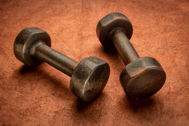 Eski paslı dambıllar desenli kahverengi kabuk kağıdı, fitness ve egzersiz konsepti