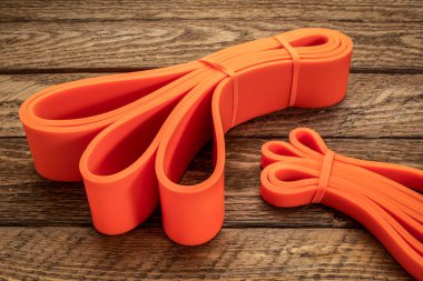 Zindelik için direnç bandı ve ahşap arka plana karşı rehabilitasyon