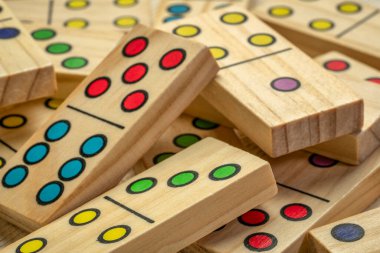 Renkli çekirdekli ahşap domino taşlarının soyutlanması (noktalar))