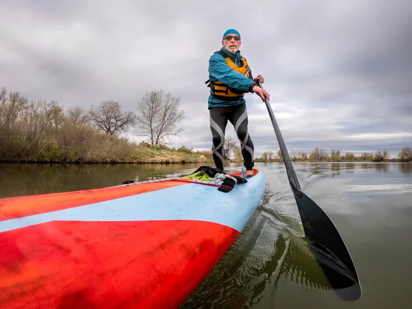 Sólo Senior Samec Pádlovač Svým Stojanem Paddleboardu Břehu Klidného Jezera — Stock fotografie