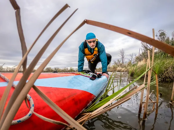 Senior Male Paddler His Stand Paddleboard Shore Calm Lake Solo — Stock Photo, Image