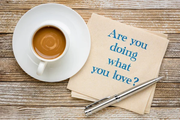 Azt Csinálod Amit Szeretsz Inspiráló Kérdés Egy Szalvétán Egy Csésze — Stock Fotó