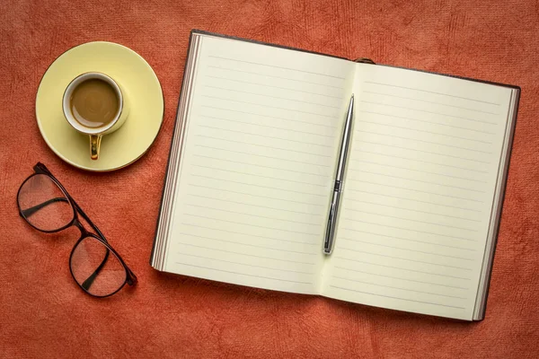 Notebook Aberto Branco Diário Com Uma Xícara Café Óculos Leitura — Fotografia de Stock