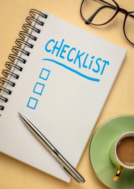 Kontrol Listesi - Kahve, işletim, prosedür ve üretkenlik kavramına sahip spiral bir defterde el yazısı