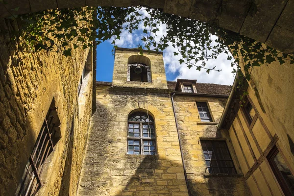 Medieval buildings in Sarlat-la-Caneda; Dordogne; France — Stock fotografie