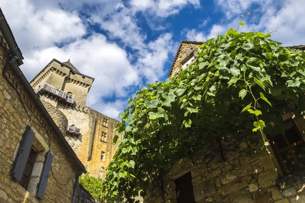 Middeleeuwse gebouwen in Belves; Dordogne; Frankrijk — Stockfoto