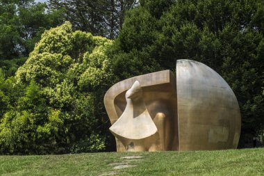 Guernika, bir barınak, Henry Moore, 1986 yılında büyük şekil