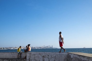 insanların önünde bir manzara Salvador