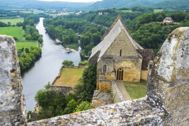 Fransa'da Beynac Kalesi ve Dordogne Vadisi'nin kısmi görünümü