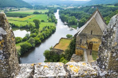 Fransa'da Beynac Kalesi ve Dordogne Vadisi'nin kısmi görünümü