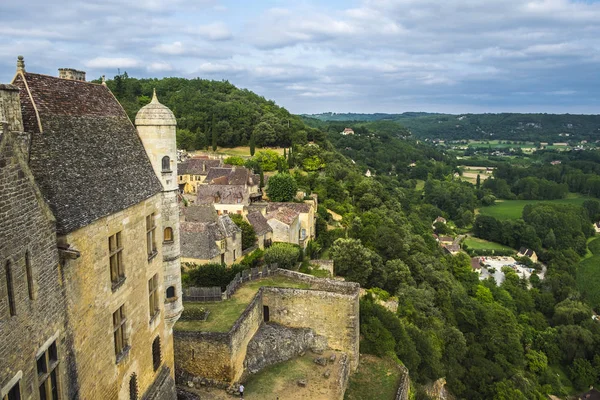 Veduta parziale del castello di Beynac e della valle della Dordogna in Francia — Foto Stock