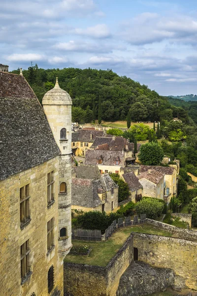 Delvis skymd utsikt över Beynac slott och Dordogne-dalen i Frankrike — Stockfoto