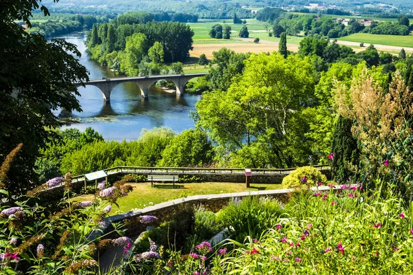 Pohled na řece Dordogne Limeuil hradu ve Francii — Stock fotografie