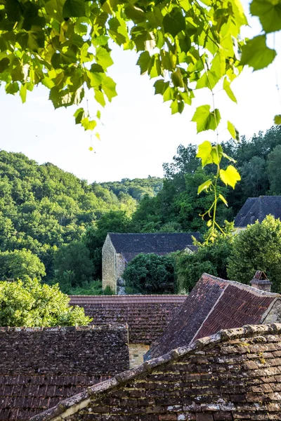 Byn runt Castelnaud-la-chapelle slott i Dordogne dalen Perigord Noir Frankrike Europa — Stockfoto
