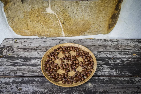 Hazelnuts on wood background — Stock Photo, Image