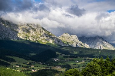Bask ülke İspanya Urkiola Park'ta manzara  