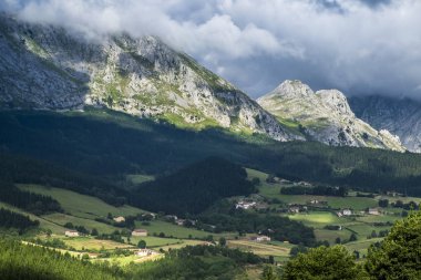 Bask ülke İspanya Urkiola Park'ta manzara  