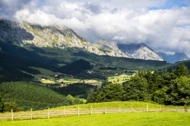 Bask ülke İspanya Urkiola Park'ta manzara  