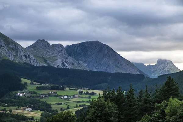 Bask ülke İspanya Urkiola Park'ta manzara  