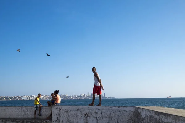 People in front of a landscape of Salvador — Stock Photo, Image