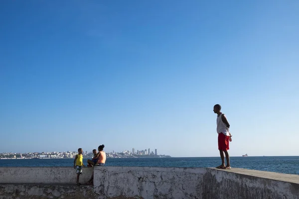 People in front of a landscape of Salvador — Stock Photo, Image