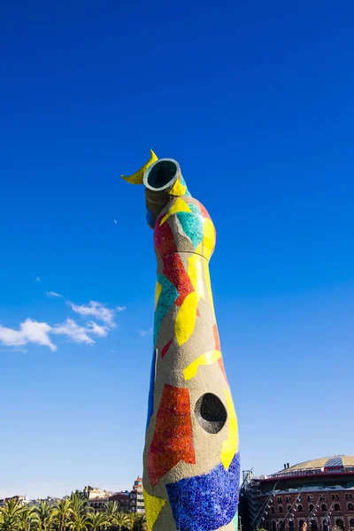 Estatua 'Mujer y Pájaro' (Doña i Ocell, en catalán), creada por J — Foto de Stock