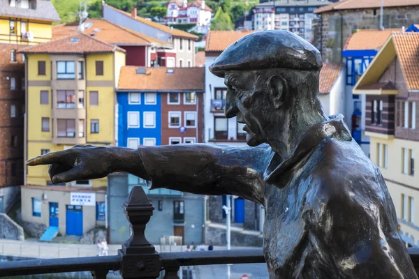 Bask Ülkesi kıyısında bir balıkçı heykeli