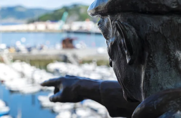 Sculpture of a fisherman in the coast of Basque Country — Stock Photo, Image