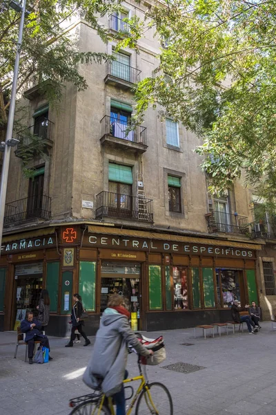 Street view i född kvartalet i Barcelona — Stockfoto