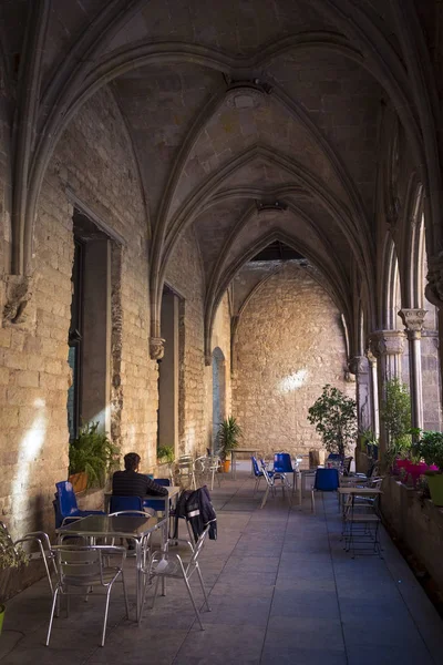 Bar del född kloster i kvartalet i Barcelona — Stockfoto