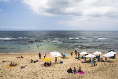 insanlar Farol de Barra plaj keyfi